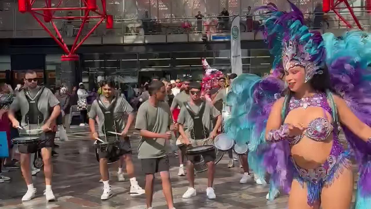 De hele groep van SEN speelt in Almere Centrum