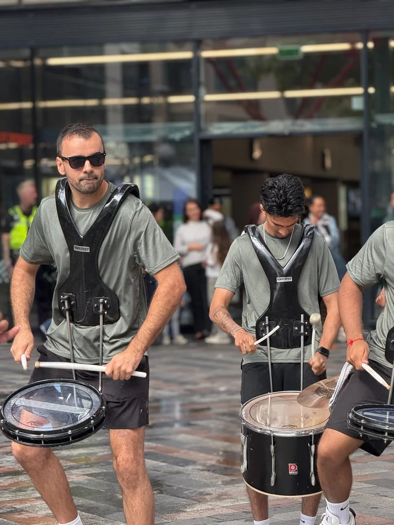 SEN drummer met zwarte snare op straat