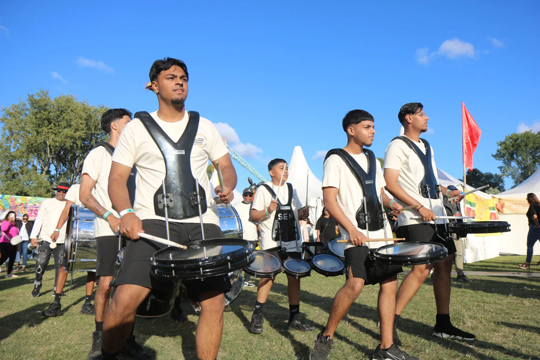 SEN percussionisten tijdens een outdoor festival