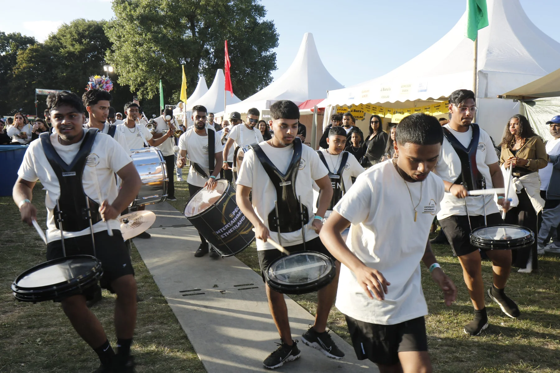 Brassband met trompetten en drums tijdens een festival
