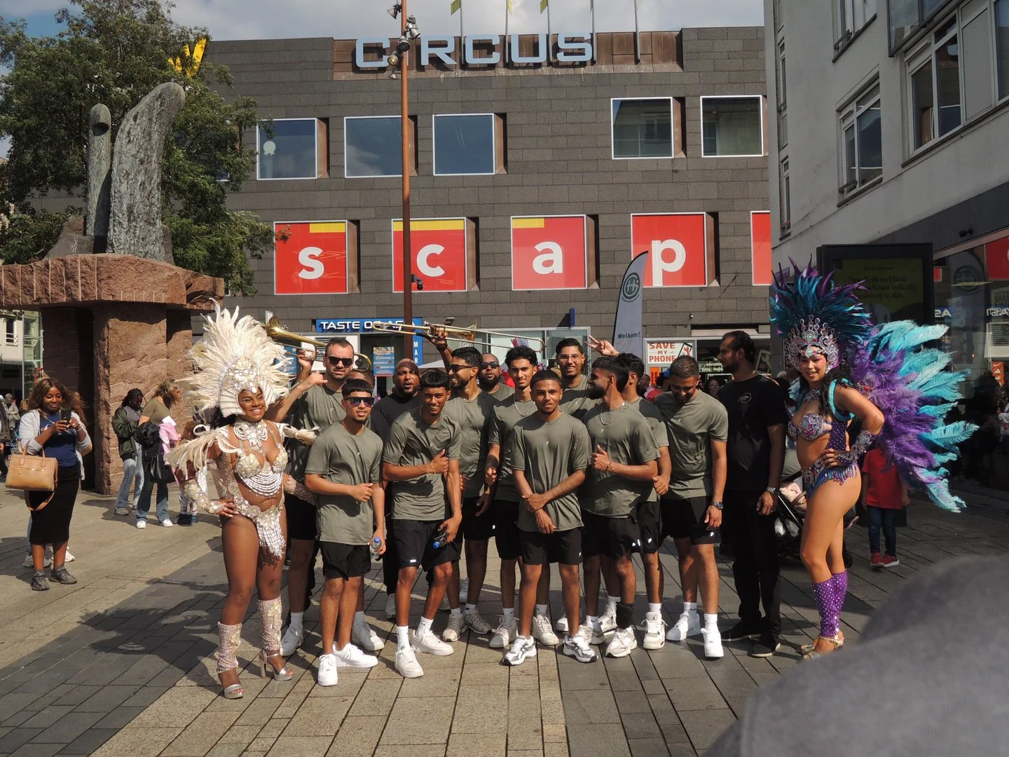 Groepsfoto van SEN en dansers voor het Circusgebouw