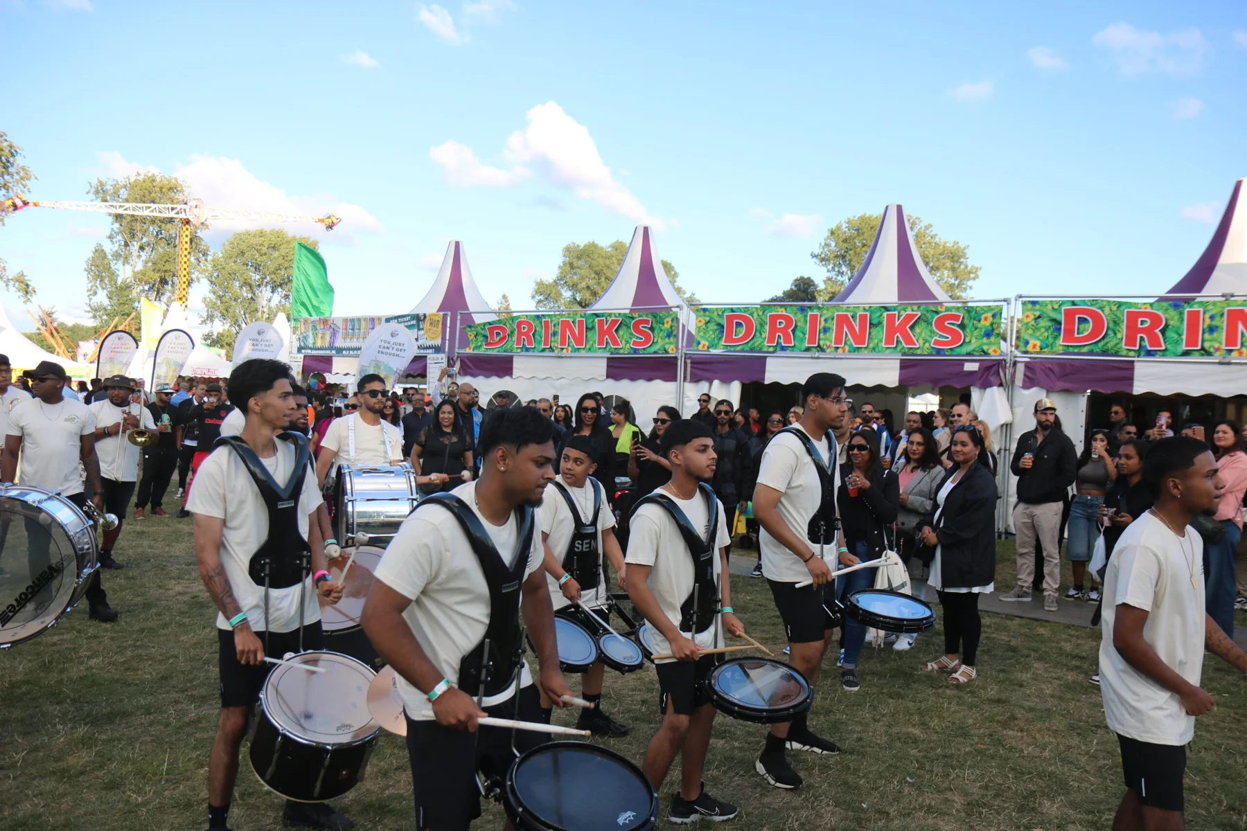 SEN muzikanten samen op het festivalterrein