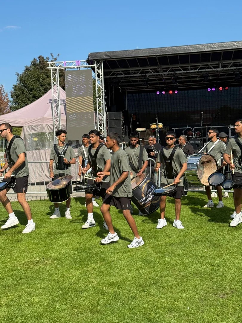 SEN percussionisten in de zon
