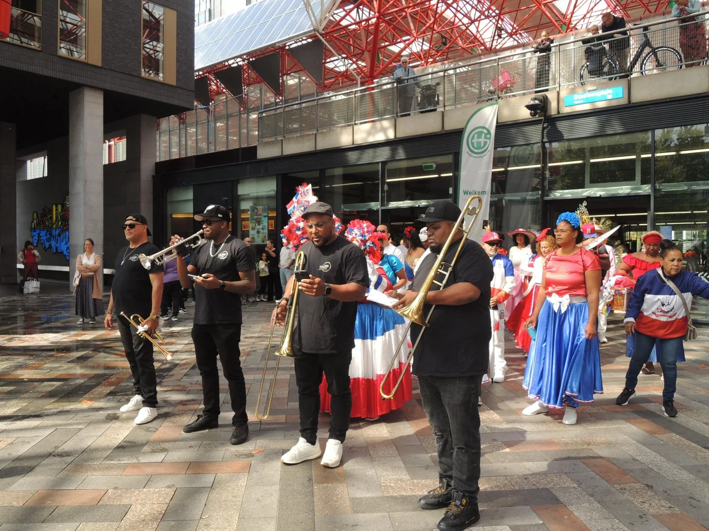 Brassmuzikanten met trompet in het winkelcentrum