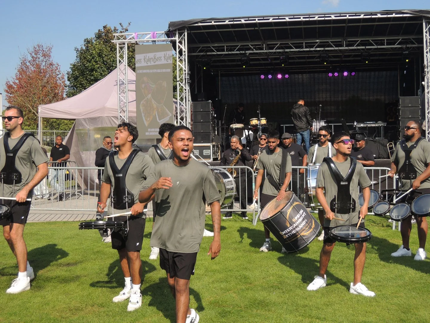 SEN brassband speelt voor een buitenpodium