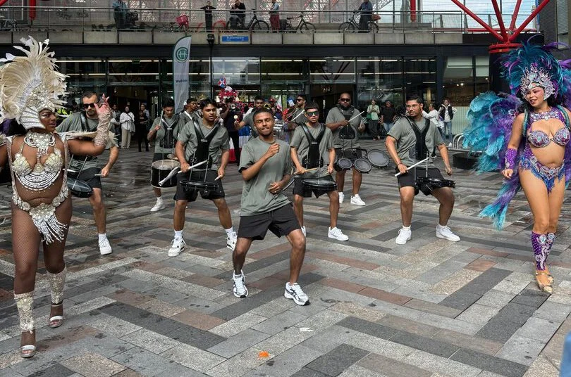 SEN brassband en dansers in een winkelcentrum