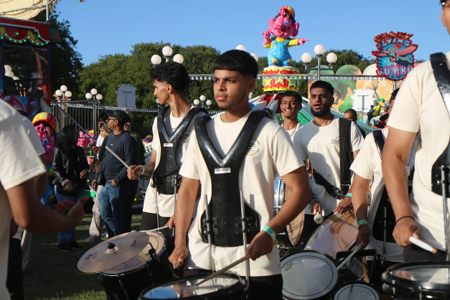 SEN percussionist tijdens een optreden