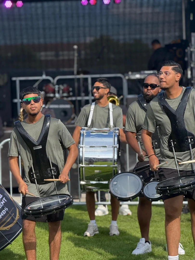 SEN muzikanten bij een festivalpodium