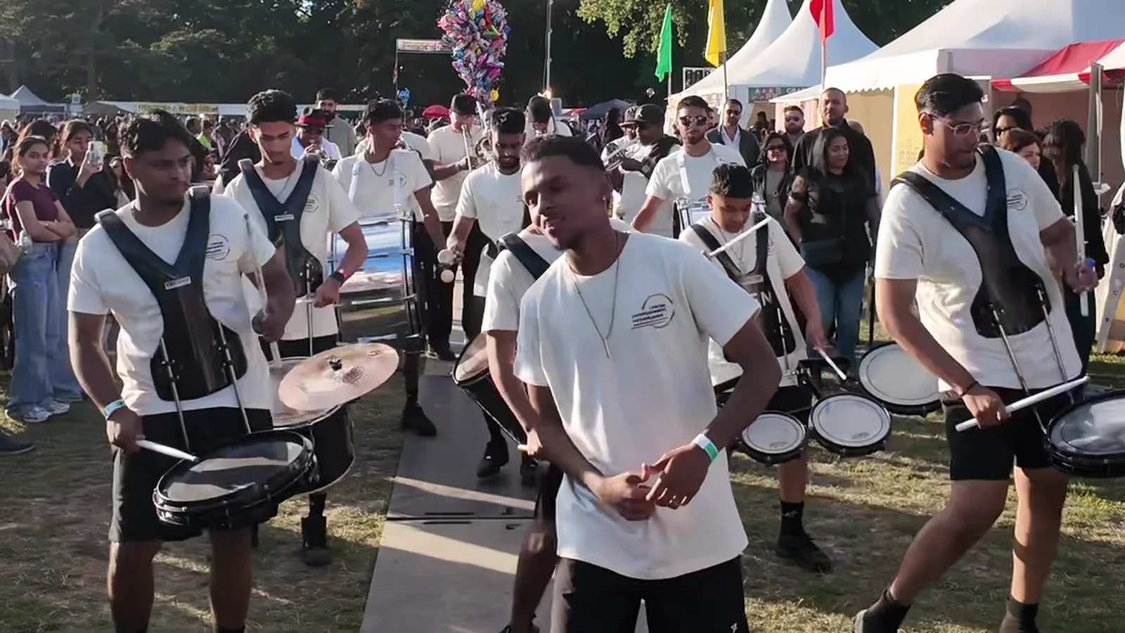 De drumline van SEN speelt op een festival