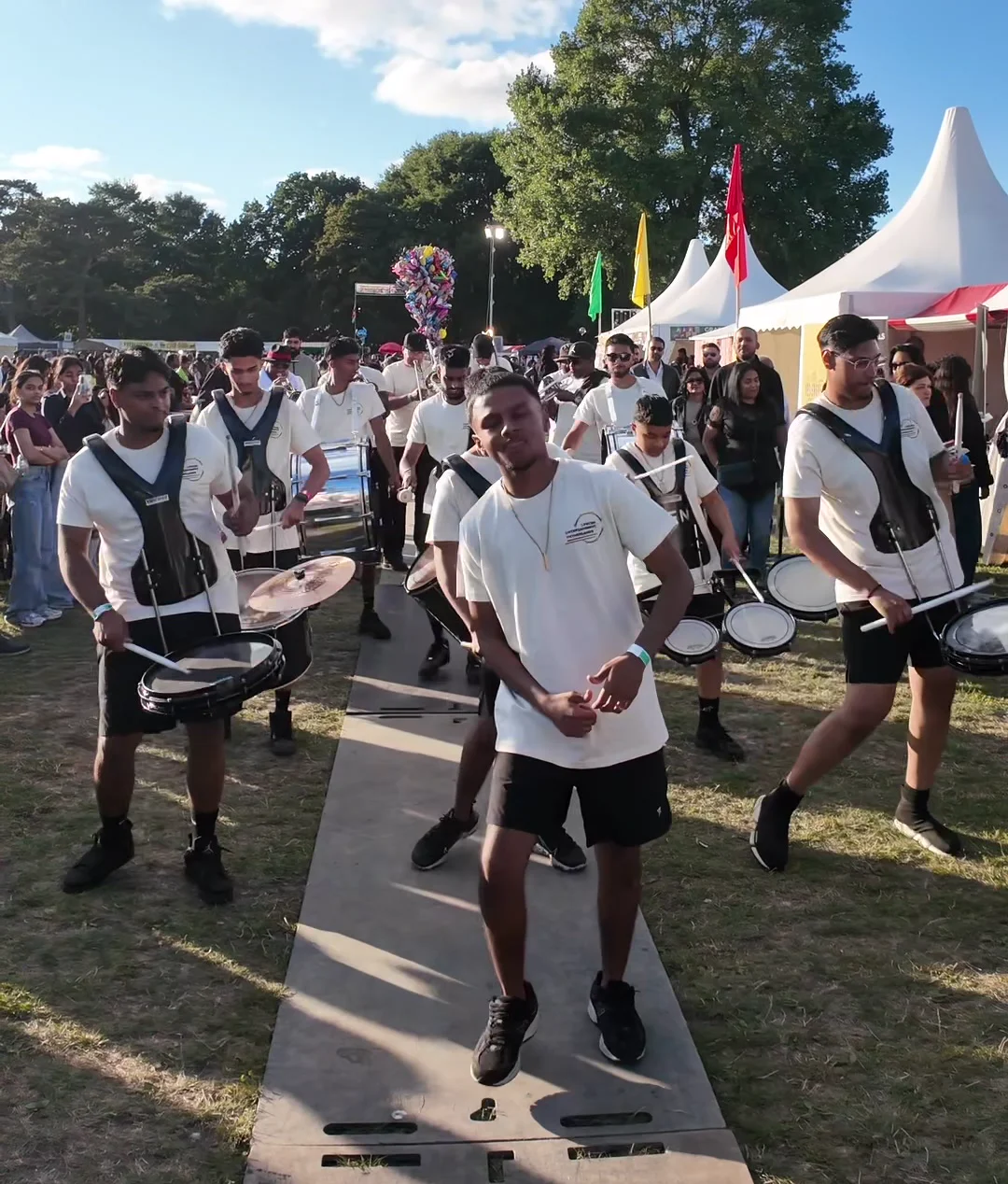 De drumline van SEN speelt op een festival