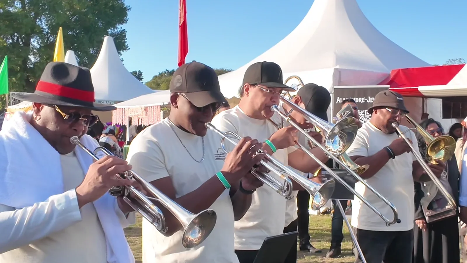 Trompettisten van SEN spelen op een festival